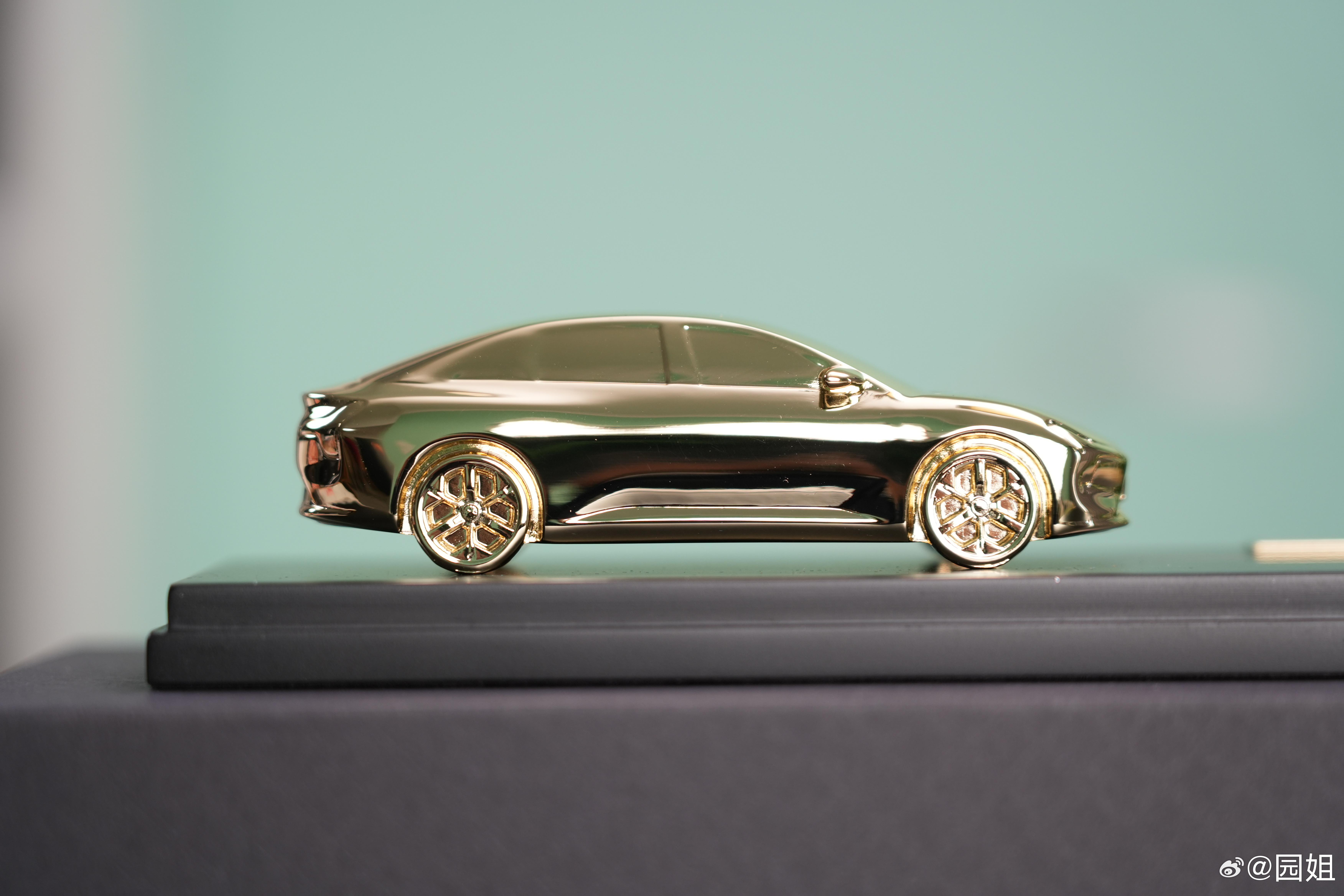 收到一个小鹏MONA的车模，金光闪闪的，是小鹏MONA20万台纪念车模，应该是镀