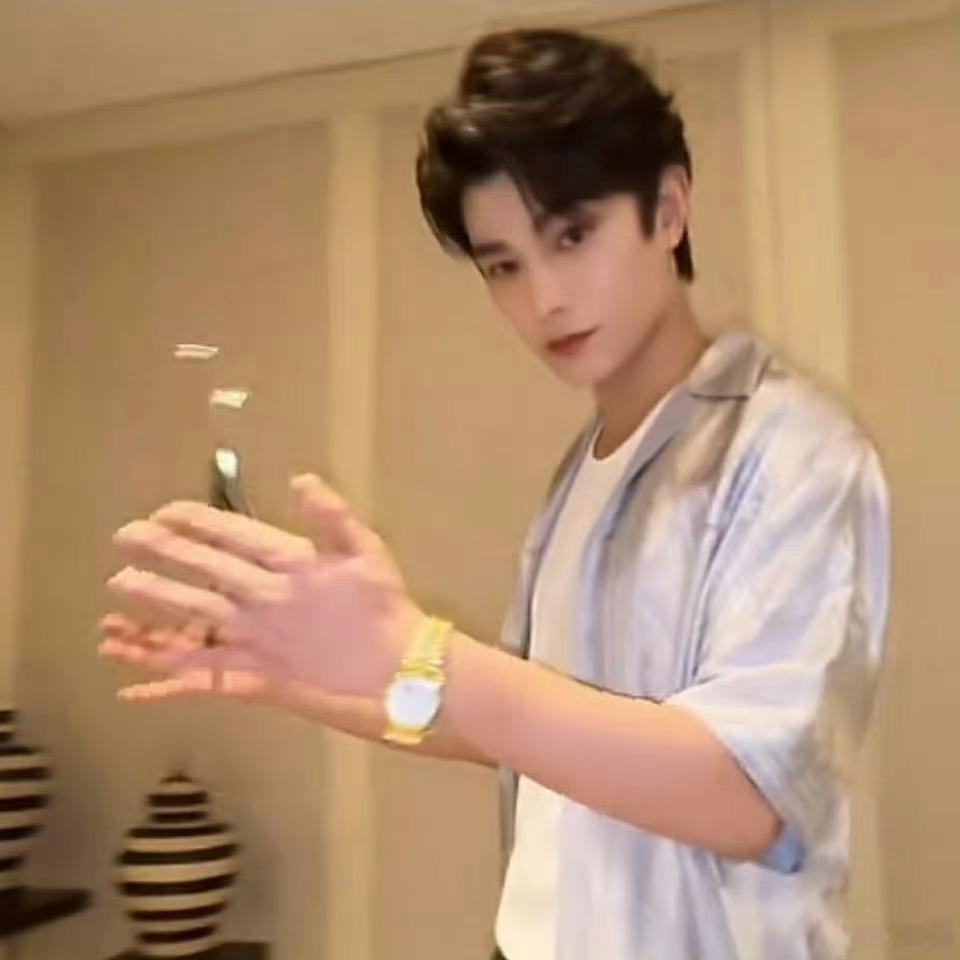 演员的极致共情和小男孩的小心思同时上线，哭得眼眶通红，还要悄悄抬胳膊展示金表，可
