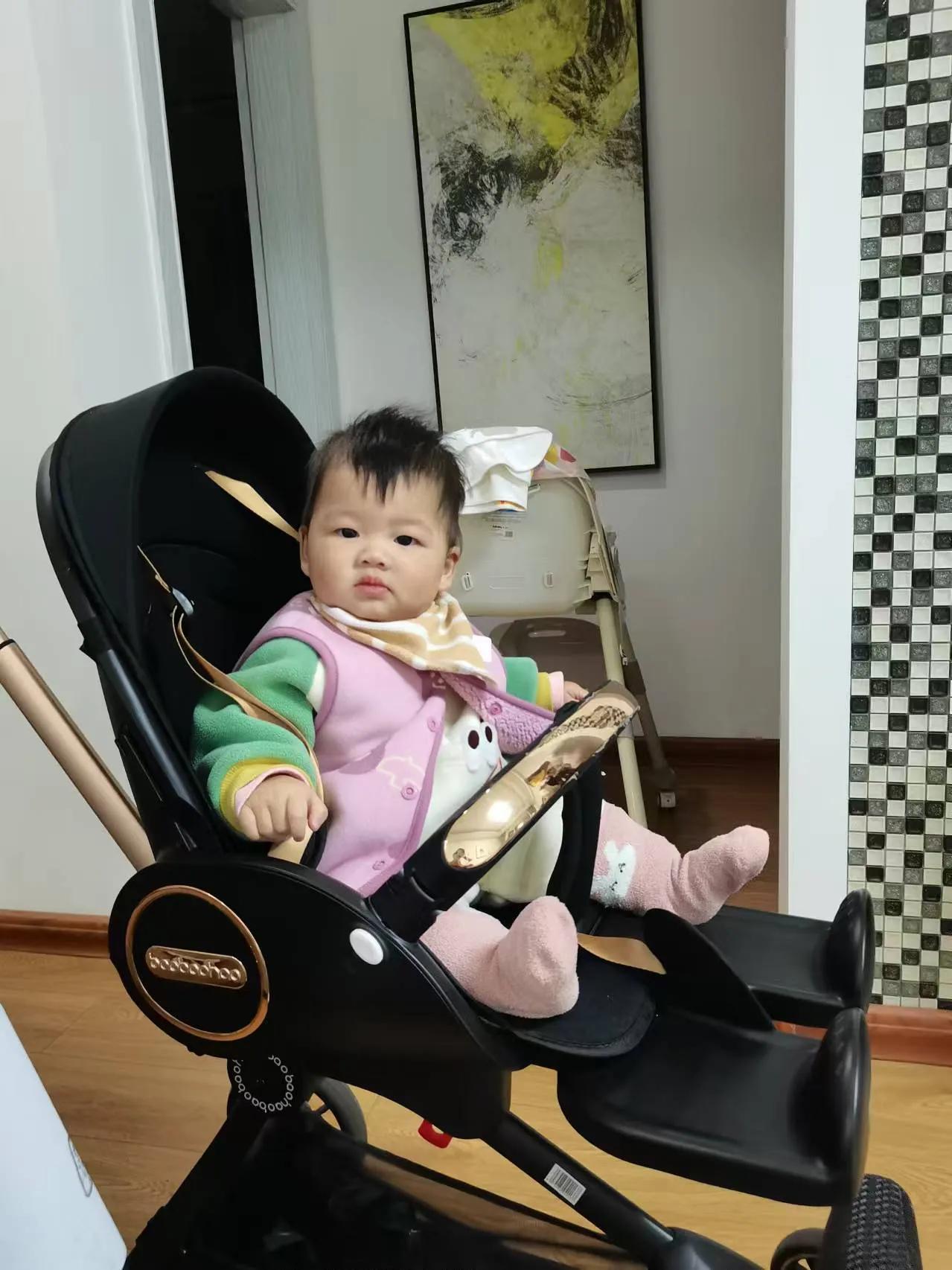 萌宝要上街了，很乖巧哦！