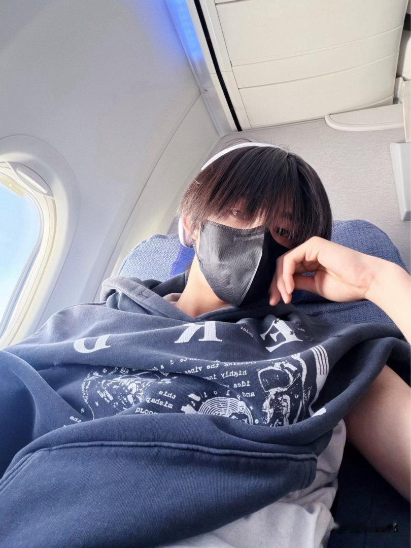 陈奕恒翻出了相册里很满意的蘑菇头自拍，经常发点这种给我看就好了也算是没有浪费我的