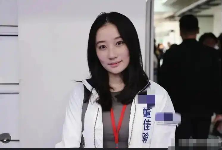 郑丽文率国民党14人代表团访陆，团队里最受关注的莫过于30岁的国际事务部主任董佳