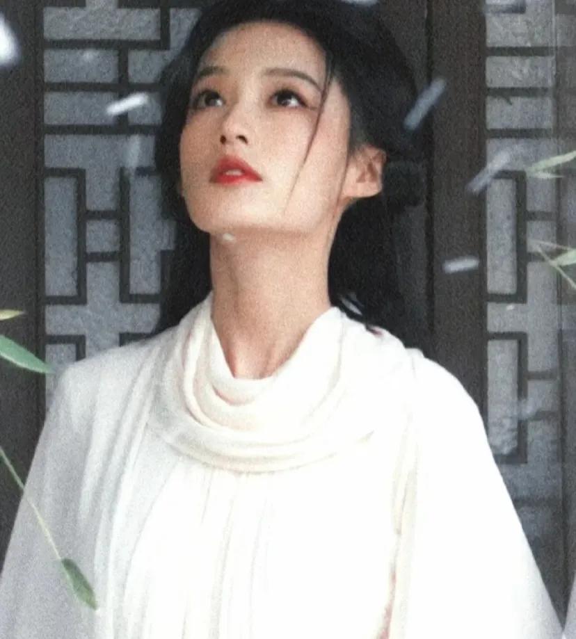 李沁是不是走错路线了
感觉没什么短板啊，演技还行够用，长得精致，早年演的剧也蛮有