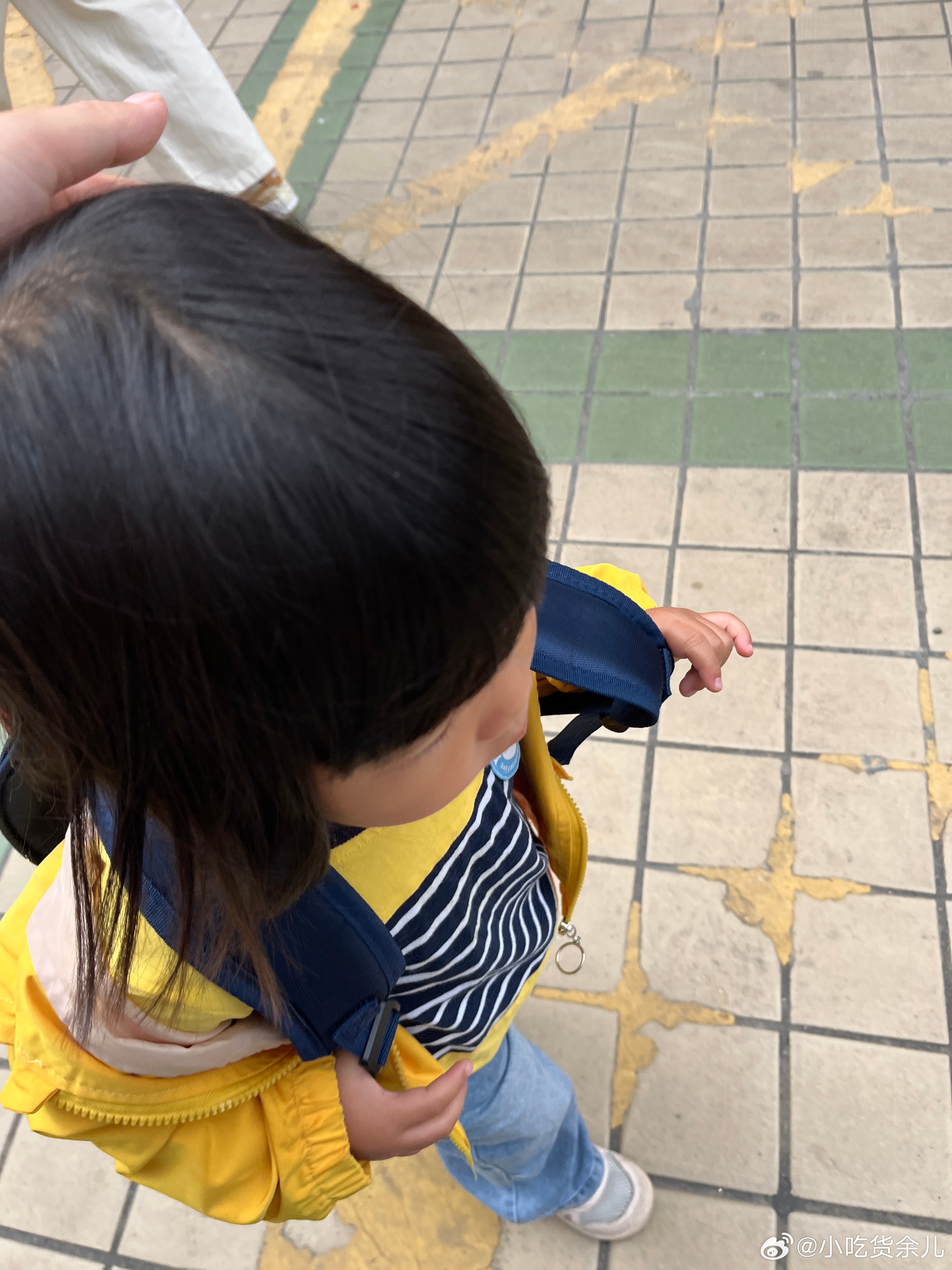 妈妈，我要去找老师。今天还要找老师，装了新衣服在书包里，怕我没装，自己又打开书包