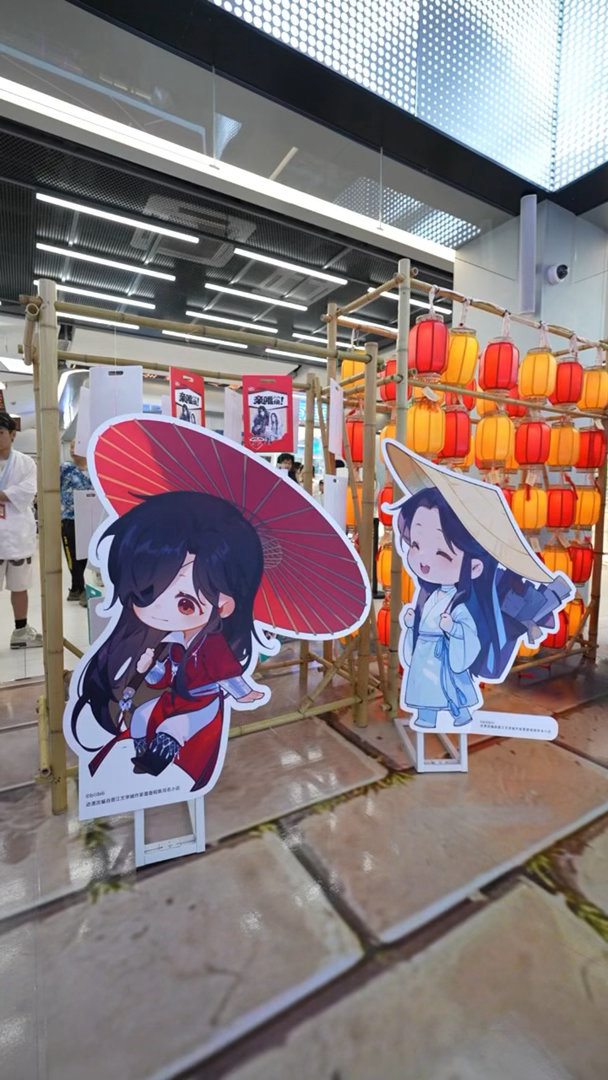 来了上海自动变成潮人上海南京东路二次元浓度飙升，卫龙打造天官赐福主题痛楼，谢怜花