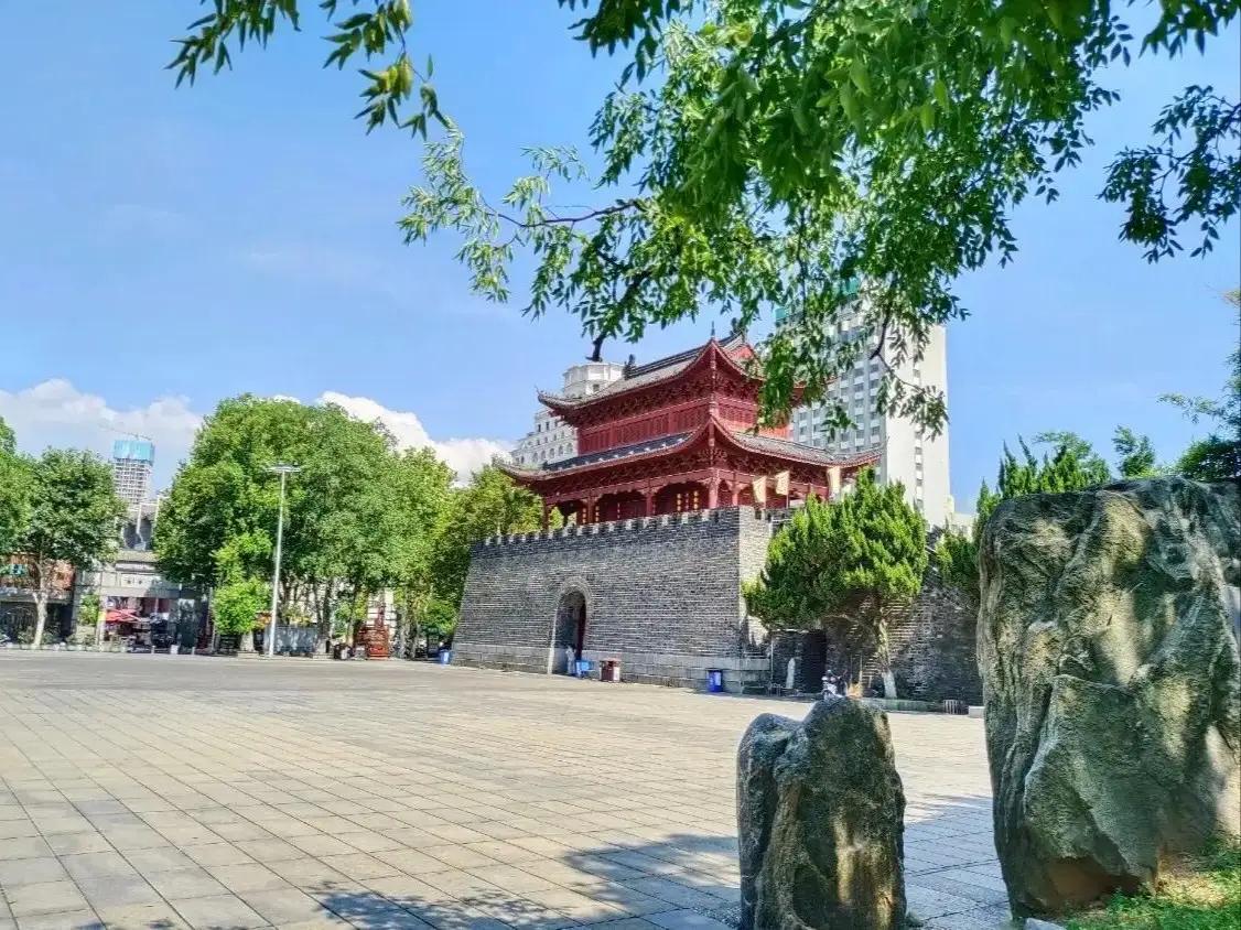 洞庭湖景色秀丽，让人爱不释手，留连忘返，久久不愿离去。