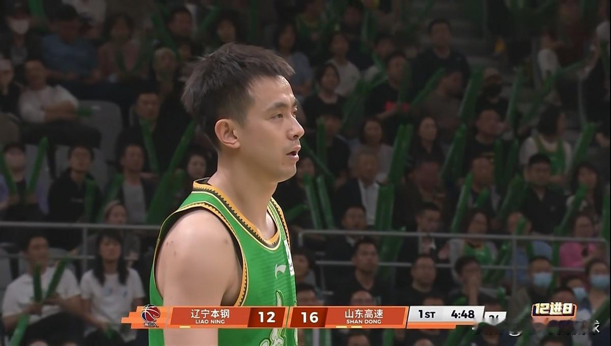 半场7中1，正负值-9，辽宁落后山东9分。
你以为赵继伟是个拖后腿的。结果他同时