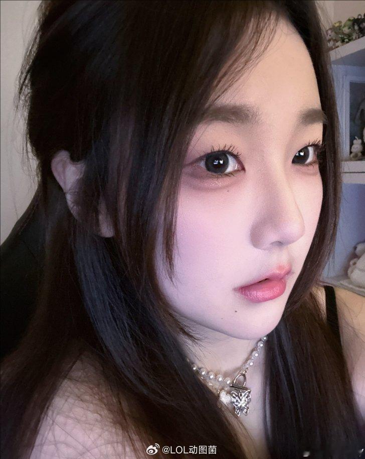 解说Kitty晒美照：看似晒猫，实则是为了不经意的展示身材#英雄联盟# #英雄联