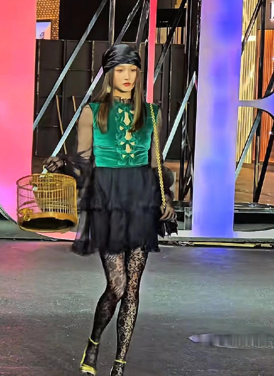 关晓彤又自称“在逃格格”了。
采访里，她行了一个标准的清宫礼，手势利落。
工作室