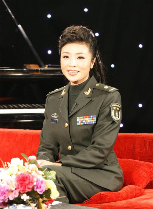 李丹阳真是位宝藏歌唱家，她的歌声甜美又嘹亮，像《闹新春》《亲亲茉莉花》等歌曲，传