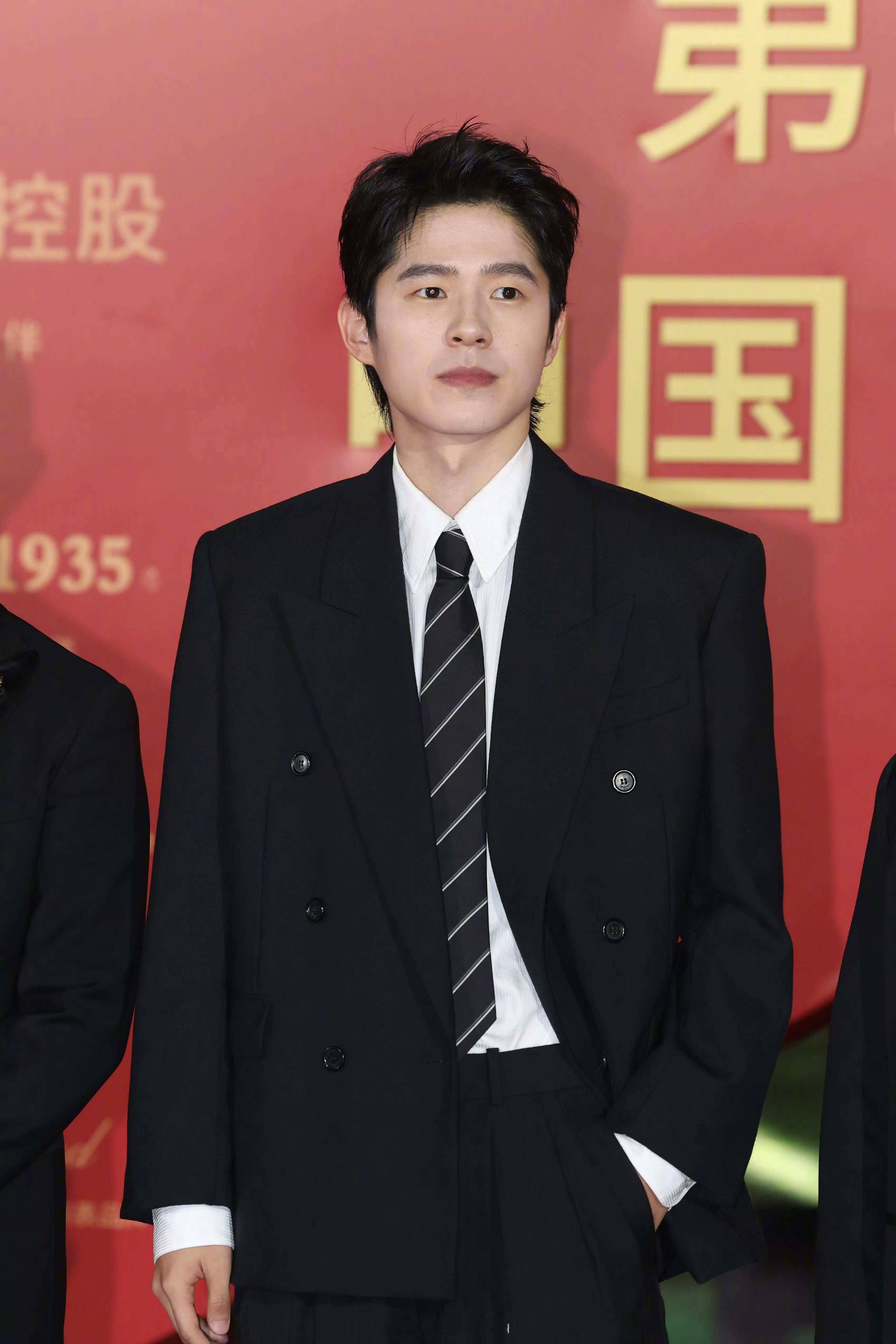 可爱又纯真的眼神——刘昊然 亮相2025金鸡奖闭幕红毯 ，休闲西装、小狼尾发型，