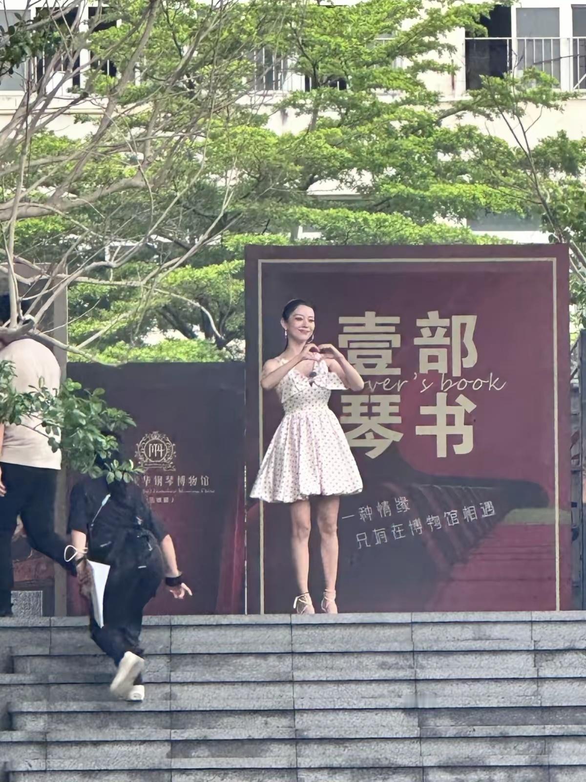 太可爱了！吉娜录制节目路透照曝光，一袭碎花连衣裙优雅又亮眼，她还温柔地对着每一位