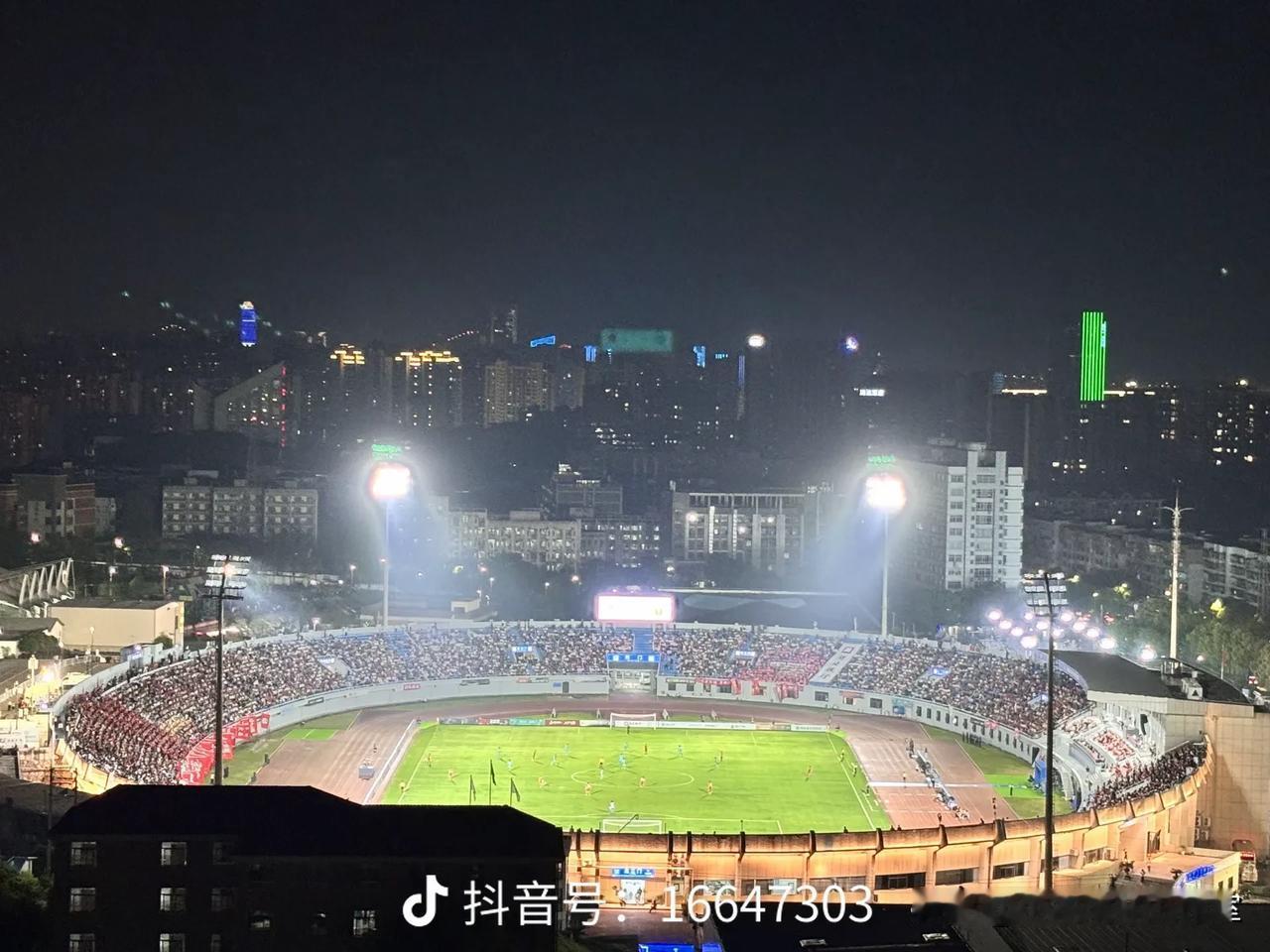 第二轮楚超宜昌主场对武汉今晚一触即发楚超比赛，宜昌公交免费运送球迷，情怀拉满！楚