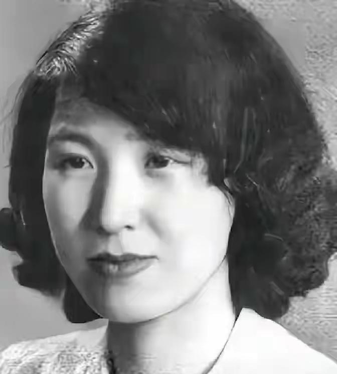 13岁入宫隐忍11年，唯一一次同房后心死，她一纸诉状休掉末代皇帝
 
1922年