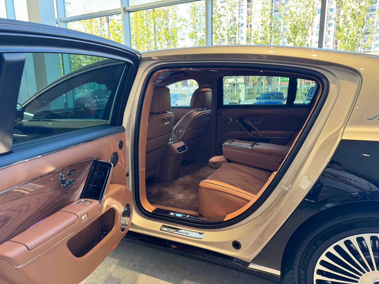 尊界S800内饰实拍，后排空间大得惊人，这让我不禁联想到奥迪的A8霍希。二者有着