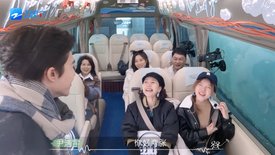 #尹浩宇的800个心眼子# 怎么会有派派这么可爱的主持，在家庭出游日里为了让家长