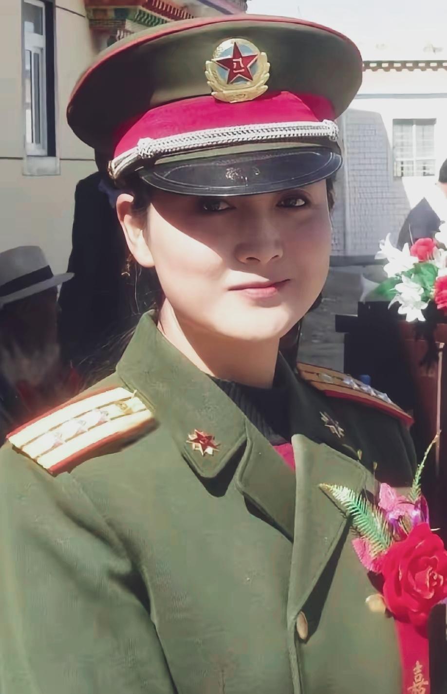 当上女兵，又晋升为上校，这辈子也足了！不是吗？…
女兵生活照 女兵礼服 军装女军