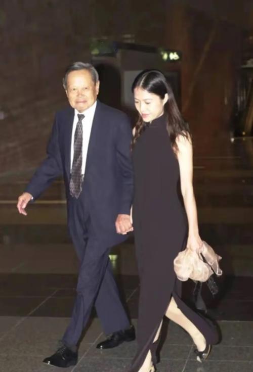 杨振宁翁帆：跨越54岁的爱情传奇
1995年夏天，汕头大学英语系大一学生翁帆，因