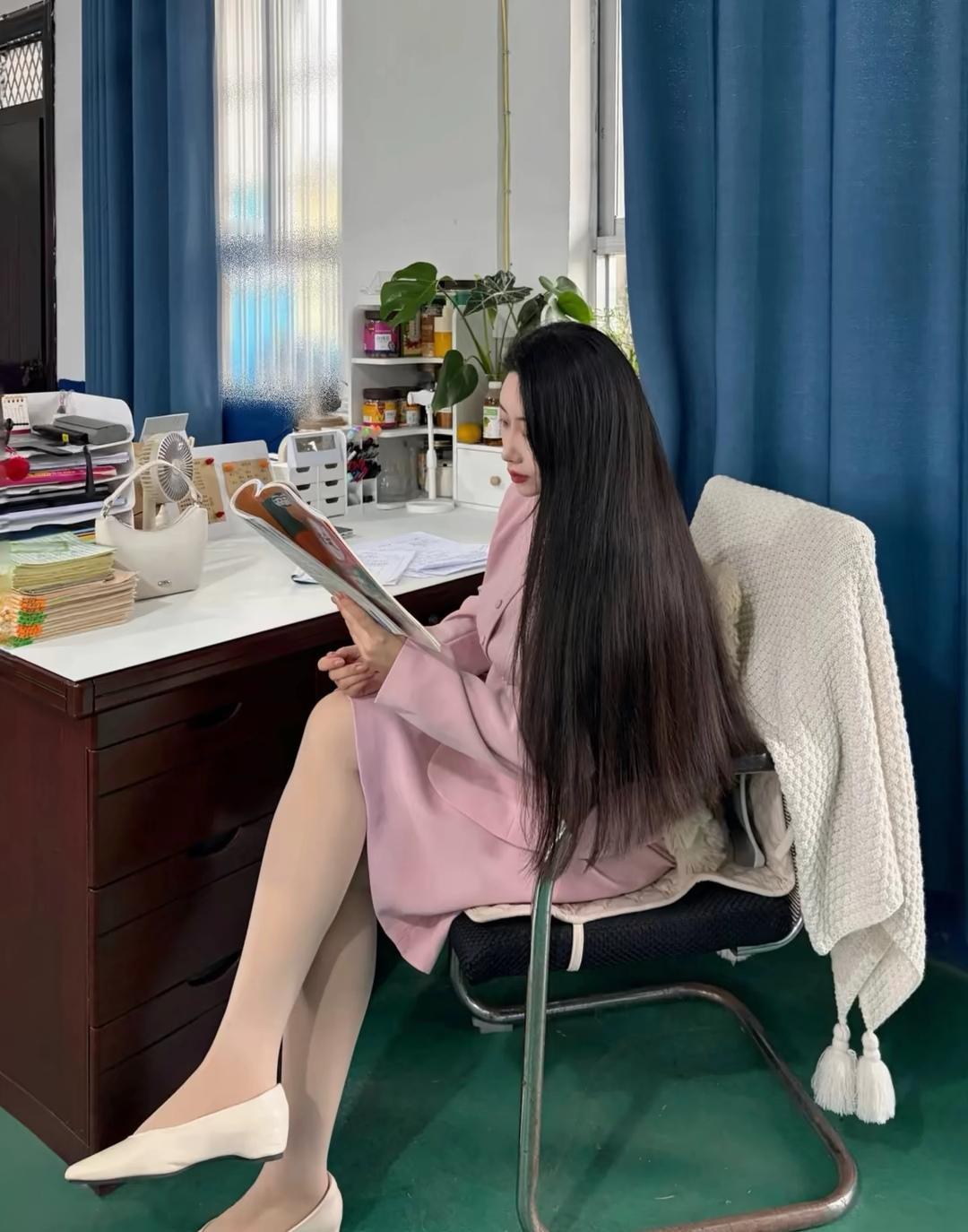 优雅办公时光，粉色外套搭配白色高跟鞋，沉浸在书香中。