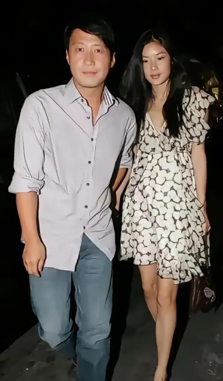 很好奇，当年天王黎明为啥会爱上她的？
长的一般，身材一般，花钱如流水，想不明白。