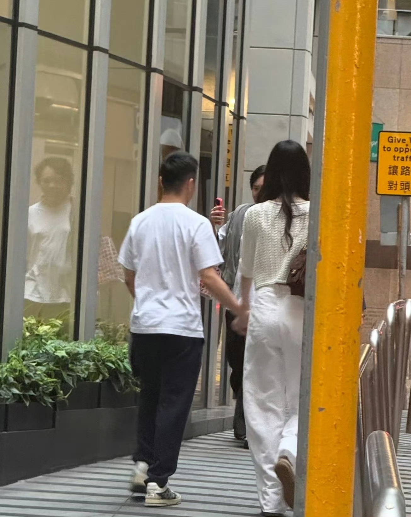 何猷君奚梦瑶七夕牵手逛街何猷君奚梦瑶牵手过七夕 何猷君奚梦瑶七夕牵手逛街，好甜蜜