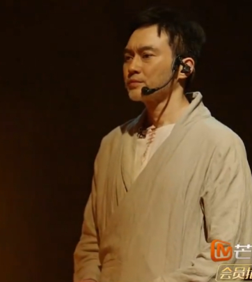 胡夏一开口疼痛文学开始了  胡夏的声音有种魔力，低沉且深情，仿佛能把粉丝拖进那段