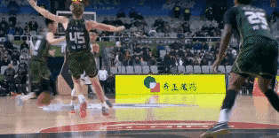 不受窝囊气，邱指导用大招激发高速斗志。
一个看似比较正常的庆祝动作，使得克里斯吃