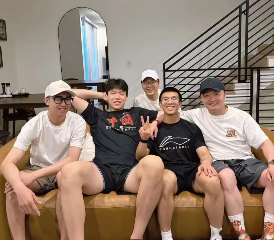 是金子在哪里都能发光！刘禹铖给自己取得英文名叫克里斯，是一个特别外向爱交朋友的人