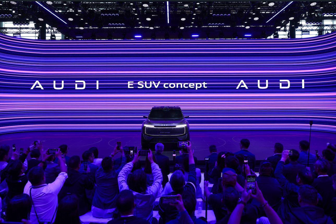 全新的AUDI E SUV概念车在广州车展全球首发亮相，这款大型纯电SUV基于8