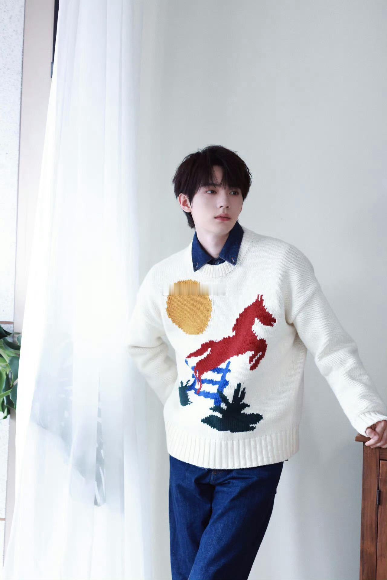 周翊然全身都是马 笑不活！谁还没被周翊然新造型戳中笑点～以前总爱穿纯色简约款，清