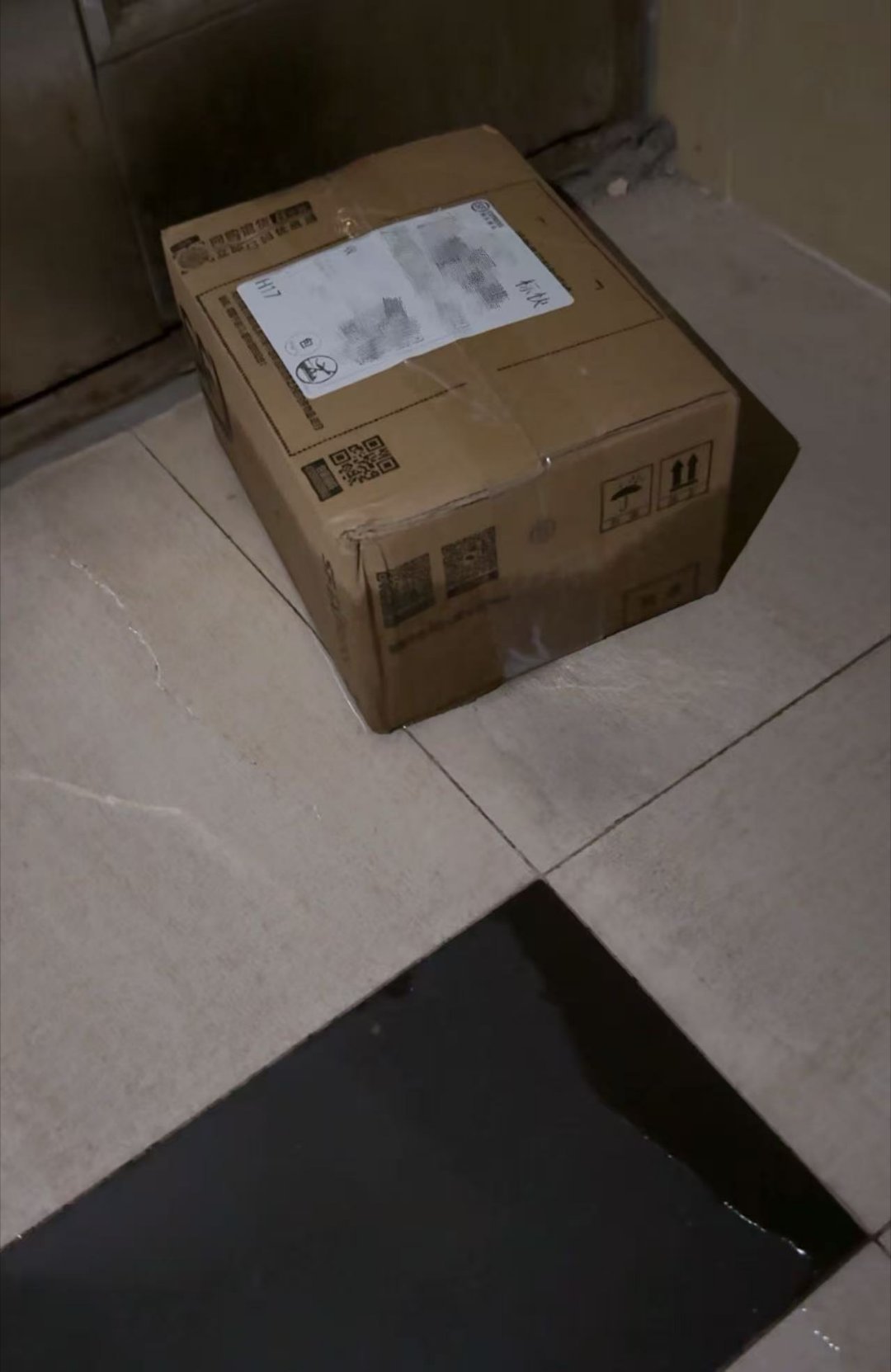 连续出差最担心的事发生了，快递我设置了放丰巢，顺丰快递你们快递员还是给我扔走廊里