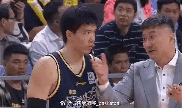 杜锋指导在新闻发布会上回应焦泊乔的缺席：焦泊乔身体不太舒服，有家庭的因素，也有身