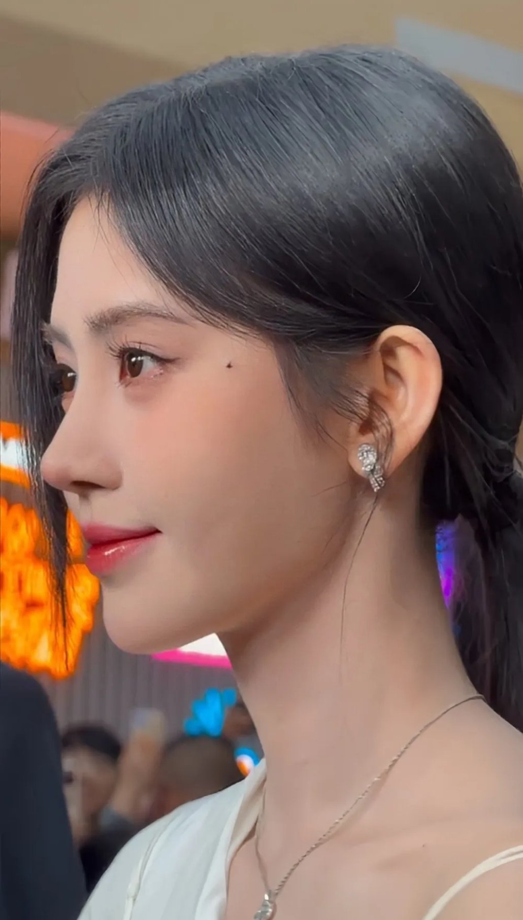 同一位摄影师镜头下的陈都灵和鞠婧祎。 