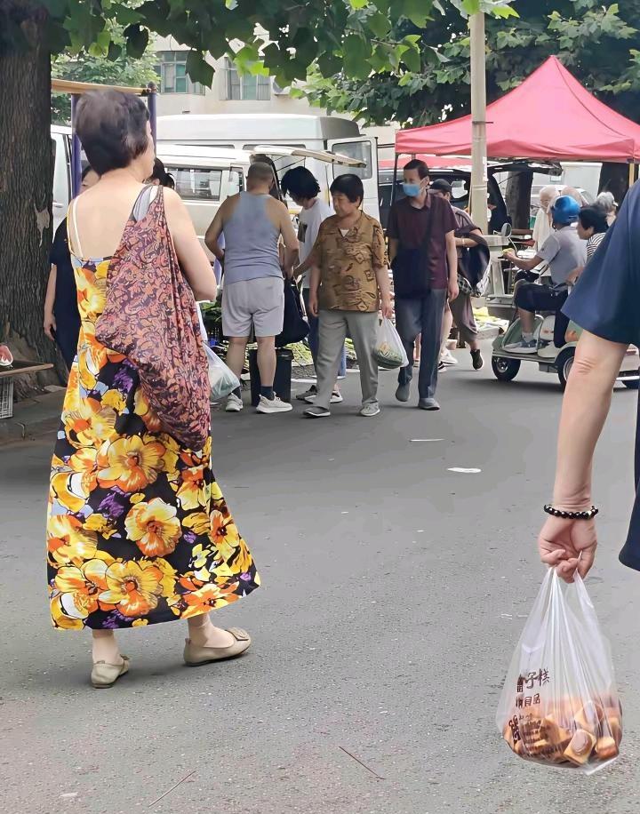 大姐敢这么穿衣服，说明她活在自己的世界里