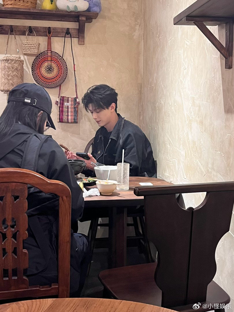 网友横店吃饭偶遇邓凯横店偶遇邓凯逐玉云合第三横店偶遇邓凯，温柔帅气，逐玉云合第三