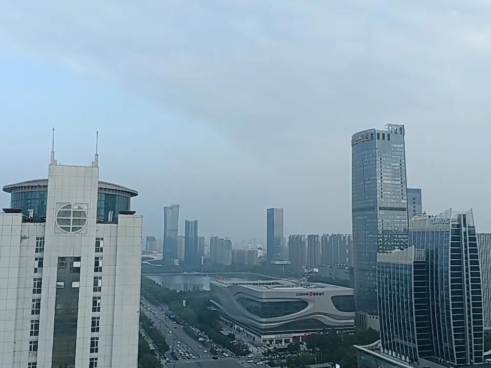 红酥手，黄藤酒，两个黄鹂鸣翠柳。
长亭外，古道旁，一行白鹭上青天。
不知何时，不