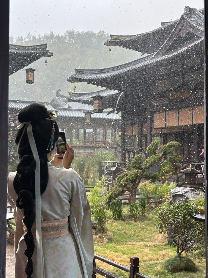 艾米第一部古偶女主杀青谁没被《雀骨》里的双份成长打动啊🥹谢嘉鱼从太傅府少女到王