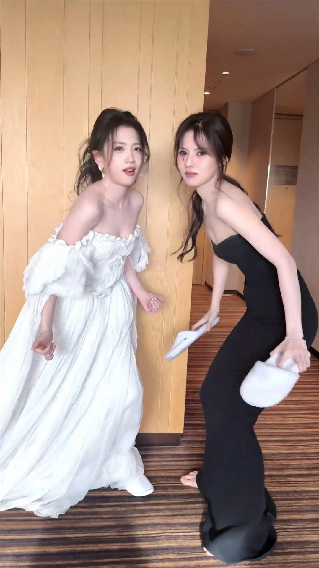 代露娃鹤男我真求你们了啊啊啊，穿这么端庄的礼服，舞这么抽象的大花轿