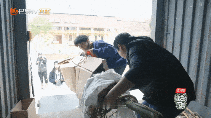 #韩庚来灿烂的花园屁股没坐热过# 韩庚从骑自行车来《灿烂的花园》开始，屁股就没坐