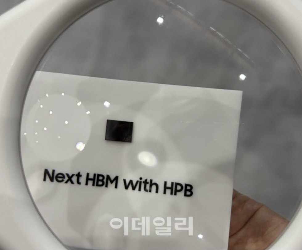 三星正在暴富的路上越走越远。三星电子在COMPUTEX 2026全球首发HBM5