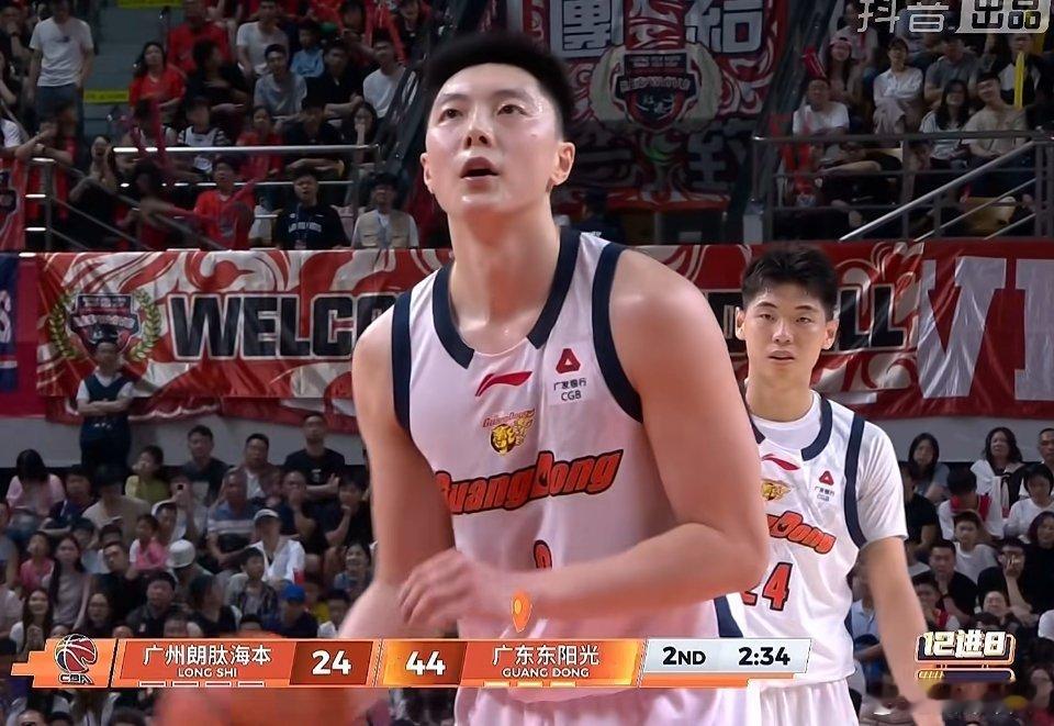 这半场看爽了！广东队领先28分，杜锋指导果断变阵祭出双大外阵容，双塔效果真不错啊