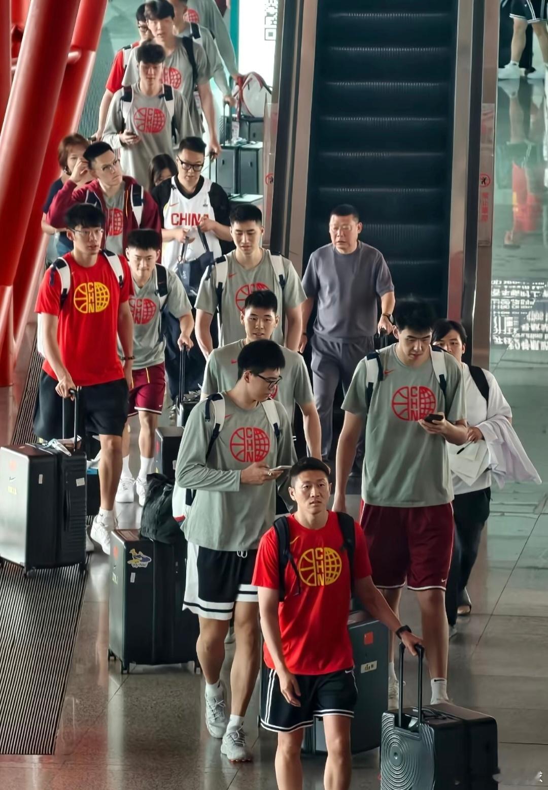 中国男篮已顺利回到北京，从这几场热身赛表现来看，崔永熙和徐昕入选正式大名单应该问