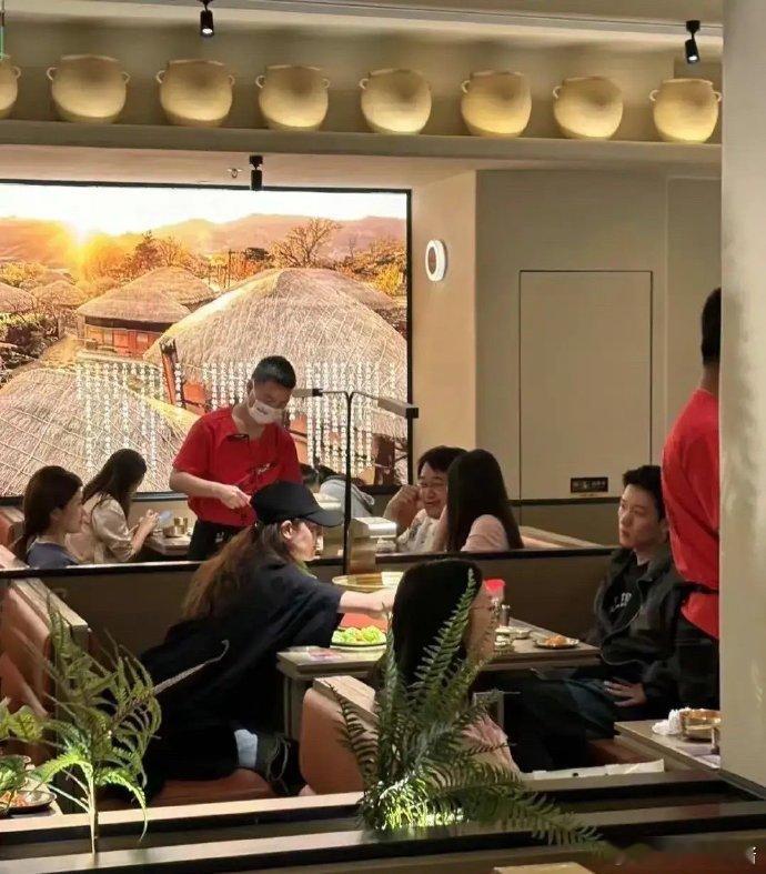 网友好眼力！去餐厅吃饭时偶遇钟楚曦侯雯元也在，两人非常低调，跟普通小情侣一样，隔
