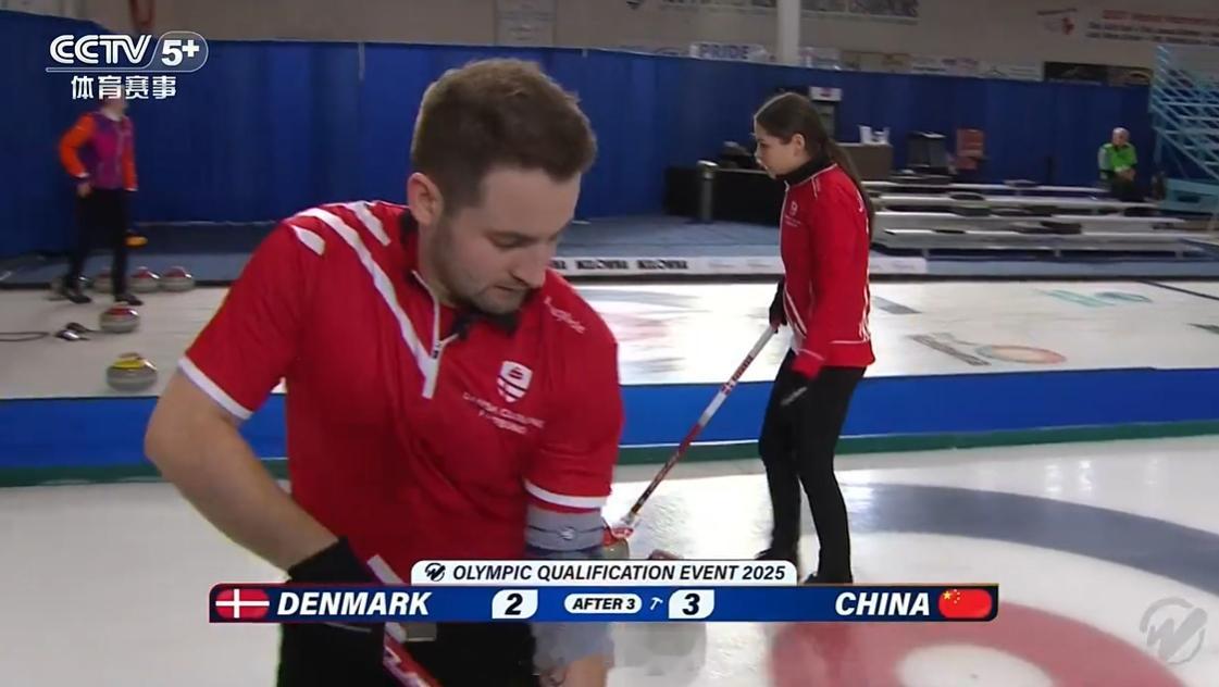 米兰冬奥会冰壶落选赛 这局再次控分成功，3-2，拿回后手 