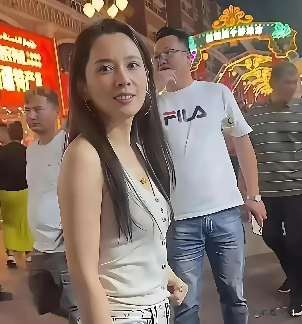 其实很多明星如果素颜，也是普通人，就像森林北，化妆后看着光鲜亮丽。
其实素颜也是