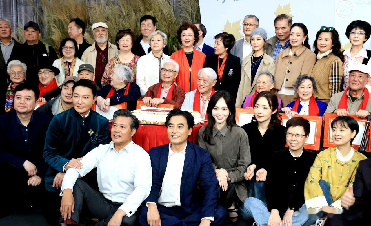 上影演员剧团老中青三代明星大合影！
五、六十年代成名的演员有梁波罗、达式常、向梅