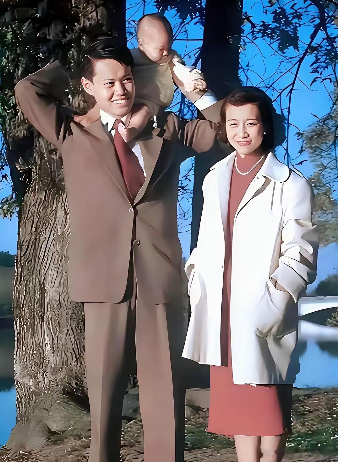 五十年代初，杨振宁与妻子杜致礼，儿子杨光诺，在一起，温暖又温馨，其乐融融，合影留