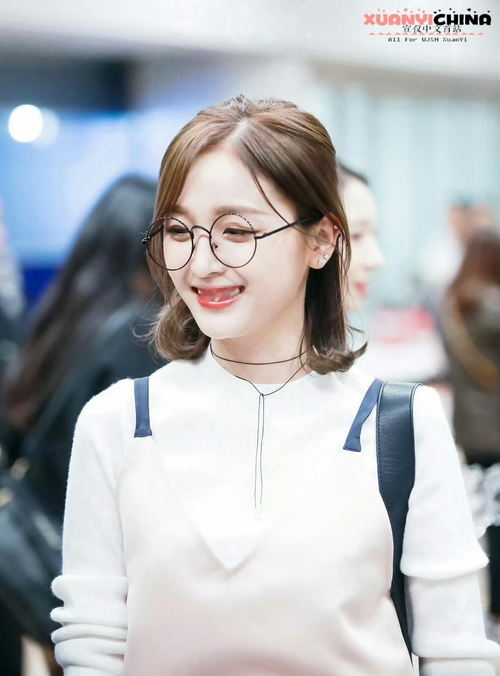 吴宣仪  黑框眼镜衬得眉眼更灵动，白衫配细颈链清爽又温柔，笑起来的梨涡甜得像把阳