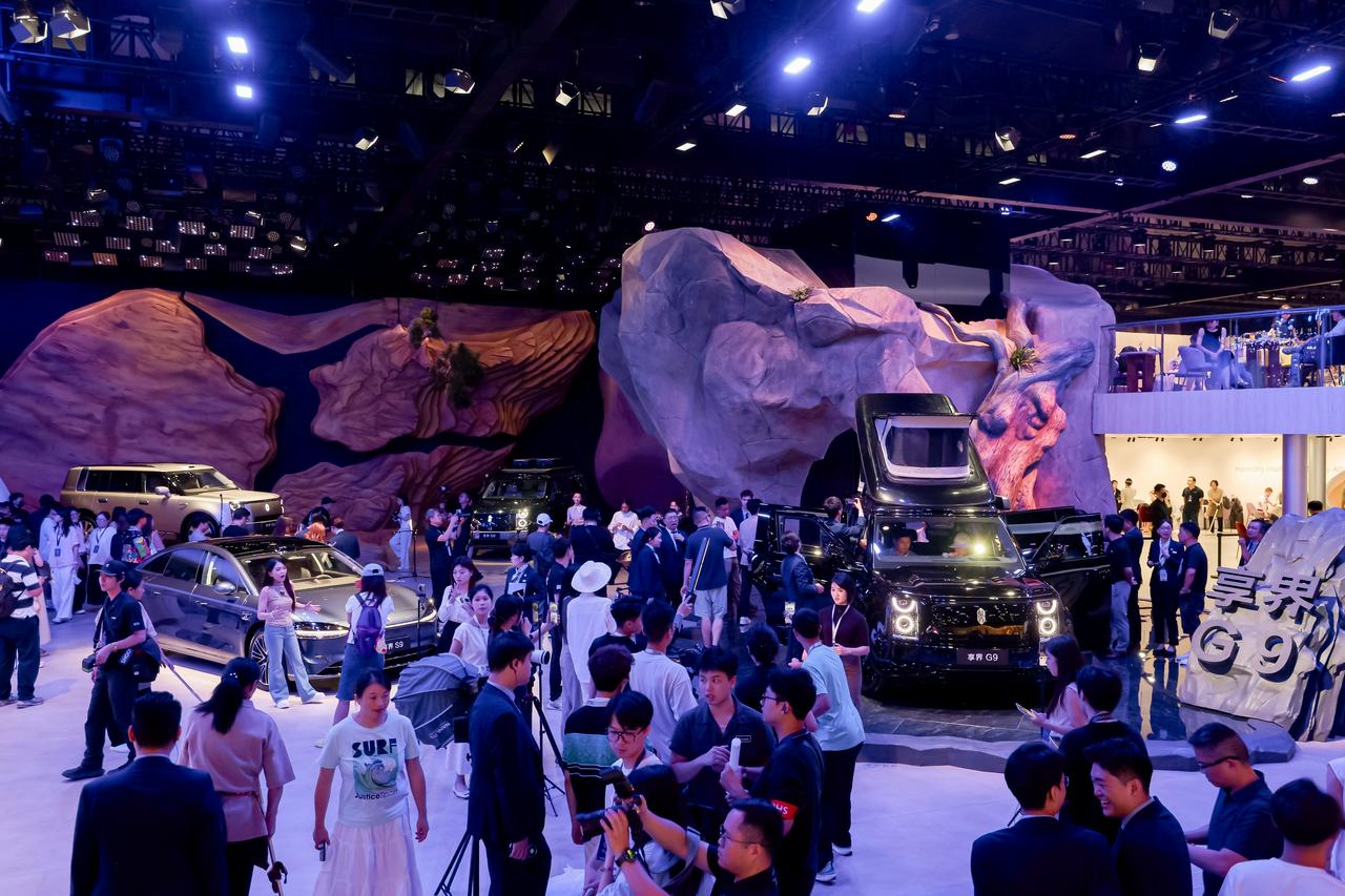 8月21日，享界G9携享界家族全系车型亮相成都车展，随着轿车、旅行车、豪华硬派S