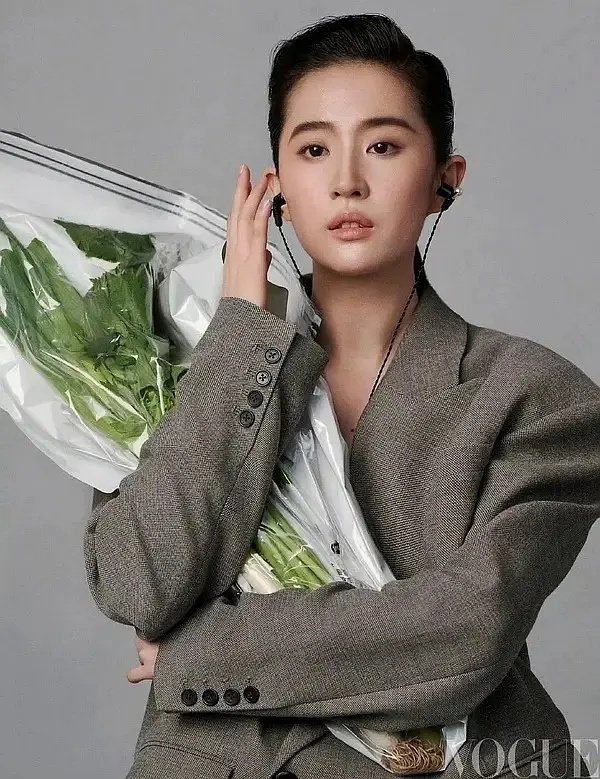 刘亦菲这个造型像是男版王祖贤，真的好看？ ​​​
