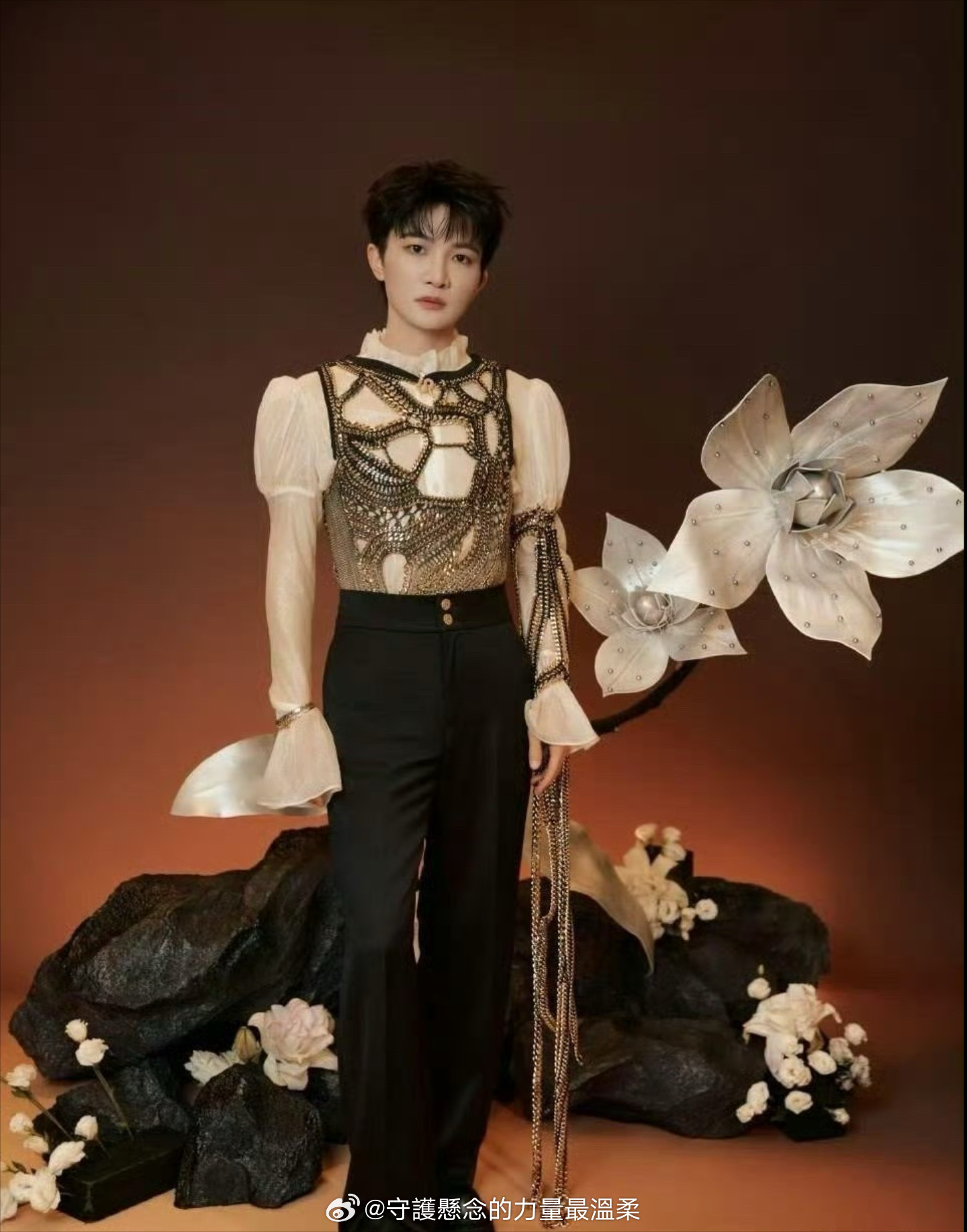 周深还是太保守了，为什么不像模特这么穿，不过有他独特的韵味，你们觉得呢？ 